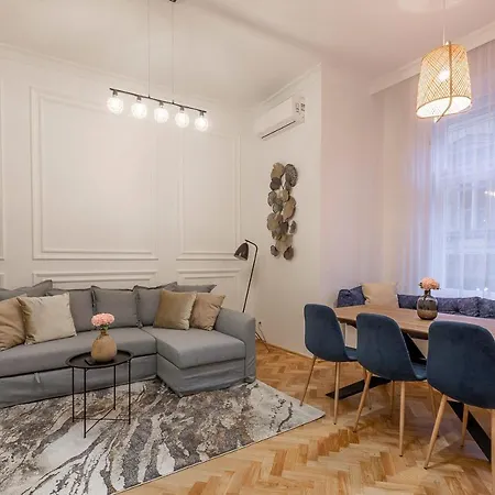 Glamorous Modern Apartment In The Hearth Of Budapest Exterior photo