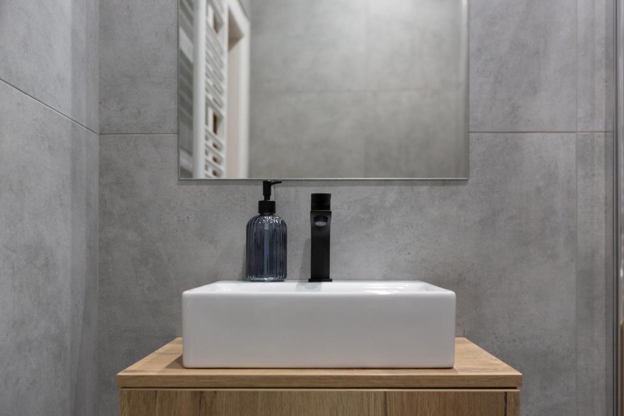Glamorous Modern In The Hearth Of