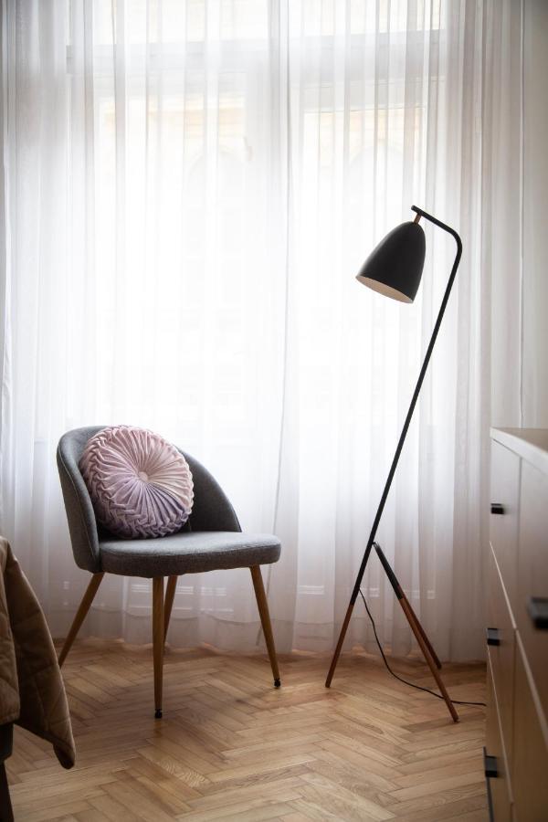 Glamorous Modern In The Hearth Of דירה